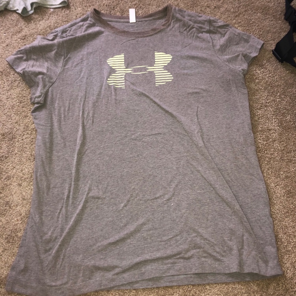Under Amor workout top